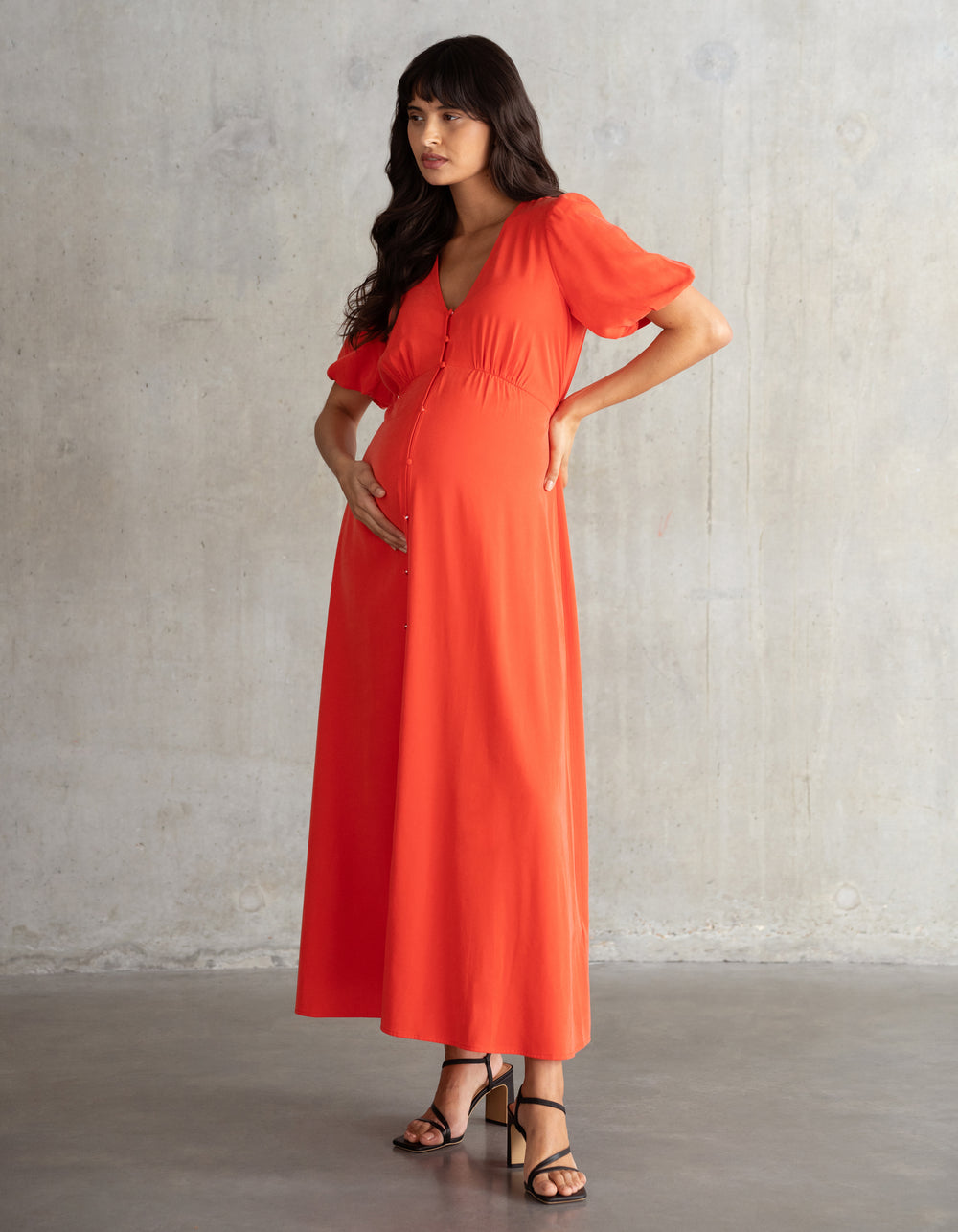 Umstands- und Stillkleid mit V-Ausschnitt und Knopfleiste