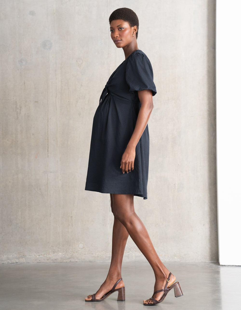 Robe texturée de maternité et d’allaitement texturée à rayures avec détail nœud