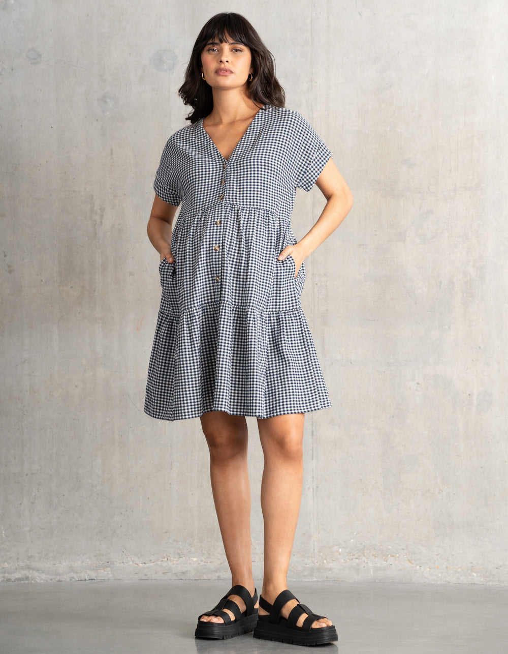 Robe droite boutonnée à volants en coton vichy