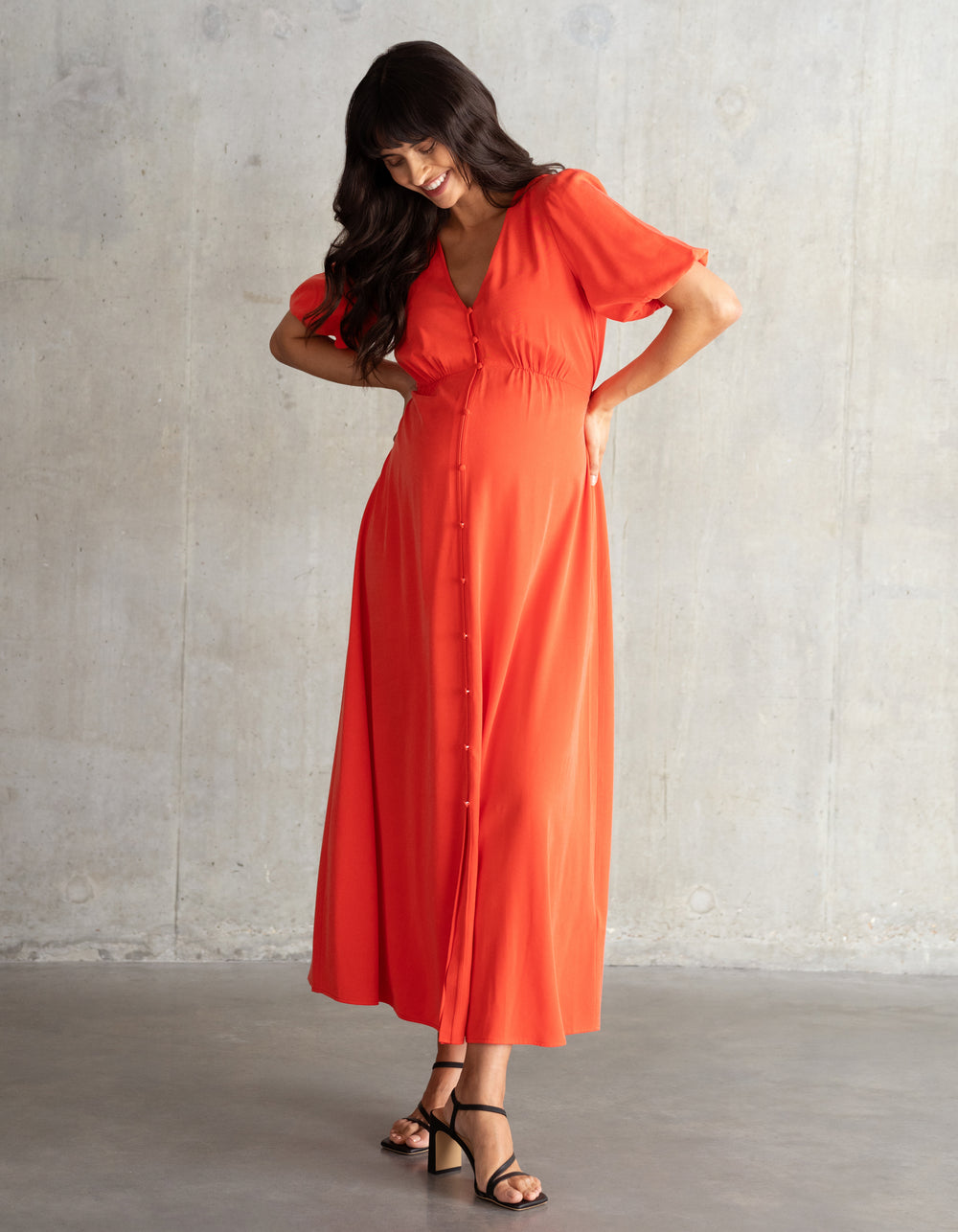 Umstands- und Stillkleid mit V-Ausschnitt und Knopfleiste