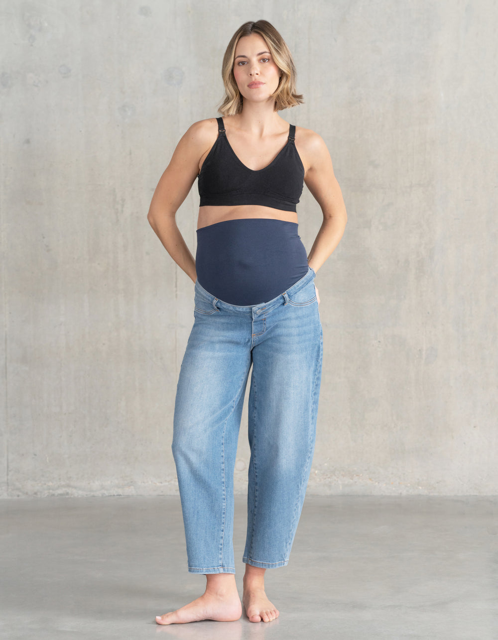 Jean de maternité coupe Barrel-Leg avec bandeau taille haute, sur le ventre