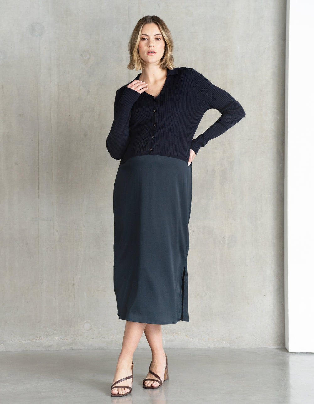 Schwangerschafts- bis Still-Unterkleid mit Strickjacke