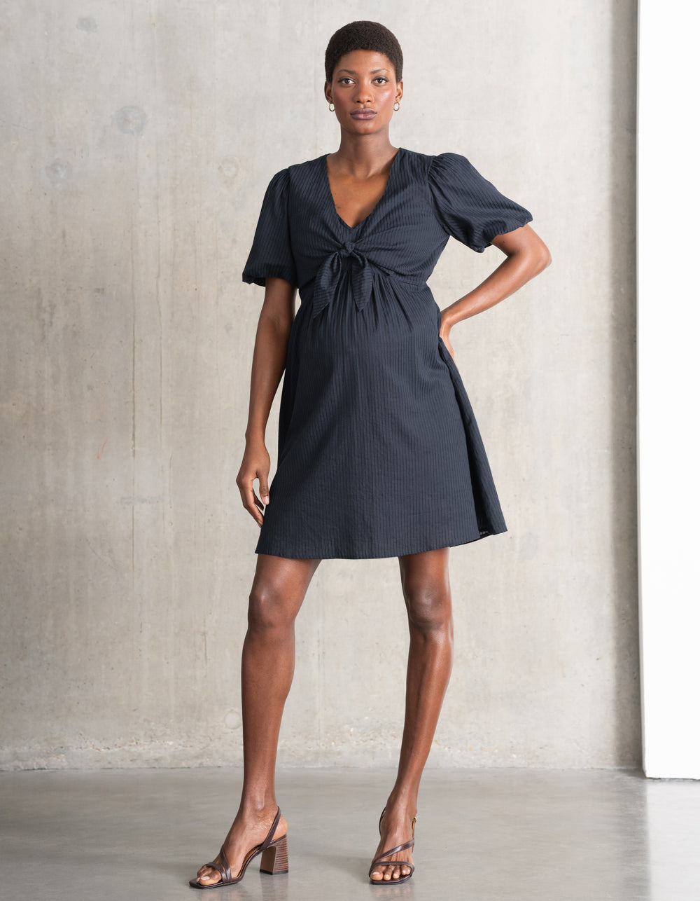 Robe texturée de maternité et d’allaitement texturée à rayures avec détail nœud