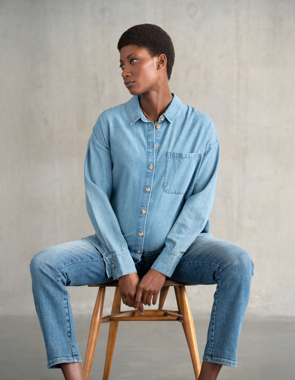 Jeans-Umstandshemd mit geschwungenem Saum
