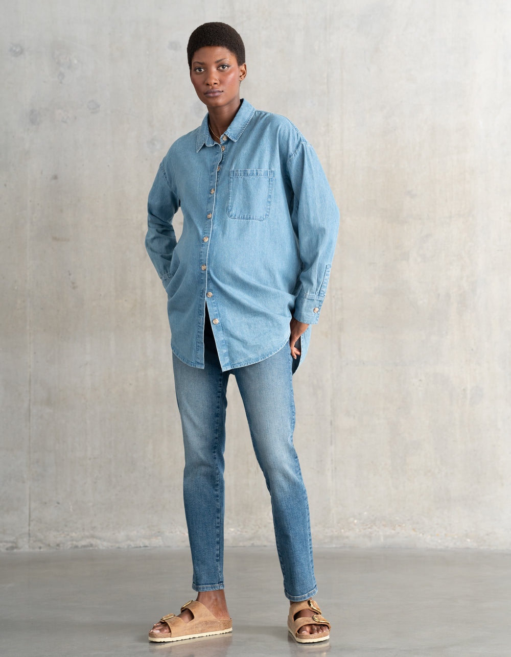 Jeans-Umstandshemd mit geschwungenem Saum